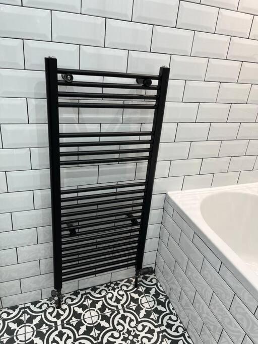 Cheerful 2 Bedroom Homely Apartment, Sleeps 6 Guest Comfy, 3X Double Bed, Parking, Free Wifi, Suitable For Business, Leisure Guest,Glasgow, Glasgow West End, Near City Centre Екстер'єр фото