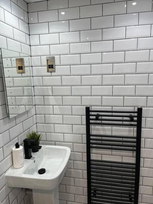 Cheerful 2 Bedroom Homely Apartment, Sleeps 6 Guest Comfy, 3X Double Bed, Parking, Free Wifi, Suitable For Business, Leisure Guest,Glasgow, Glasgow West End, Near City Centre Екстер'єр фото