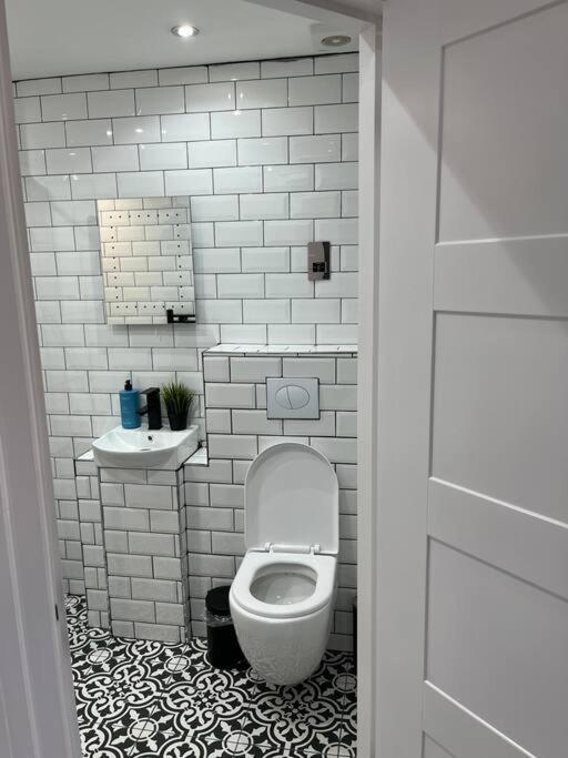Cheerful 2 Bedroom Homely Apartment, Sleeps 6 Guest Comfy, 3X Double Bed, Parking, Free Wifi, Suitable For Business, Leisure Guest,Glasgow, Glasgow West End, Near City Centre Екстер'єр фото