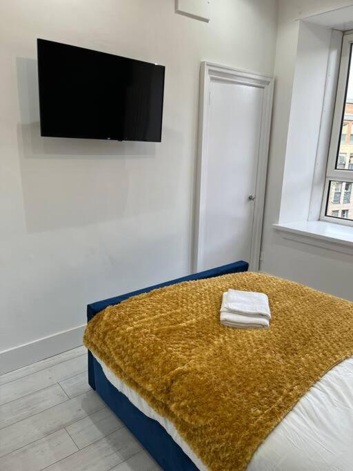 Cheerful 2 Bedroom Homely Apartment, Sleeps 4 Guest Comfy, 1X Double Bed, 2X Single Beds, Parking, Free Wifi, Suitable For Business, Leisure Guest,Glasgow, Glasgow West End, Near City Centre Екстер'єр фото